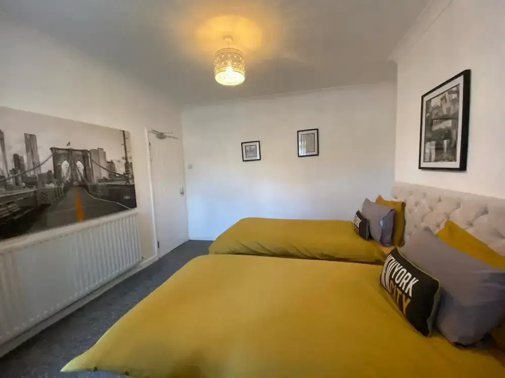 3 Bed House - Sleeps 5 - Wifi, Parking
