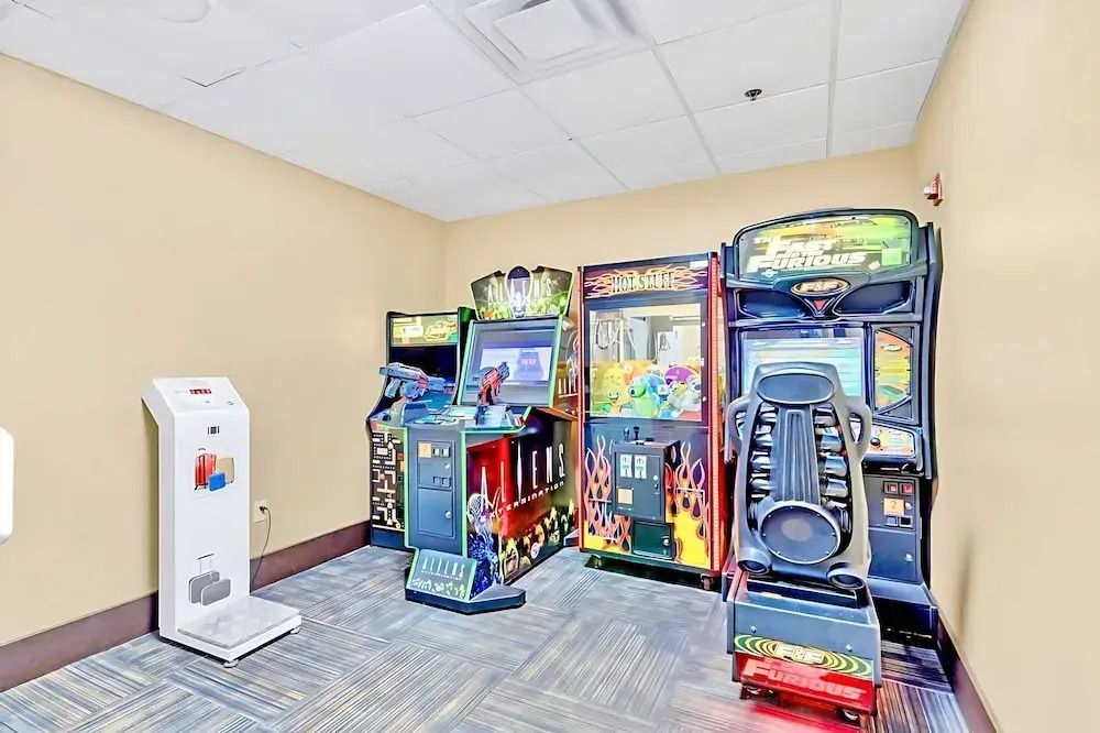 King Bedroom Suite w Outdoor Pool Hot Tub Arcade
