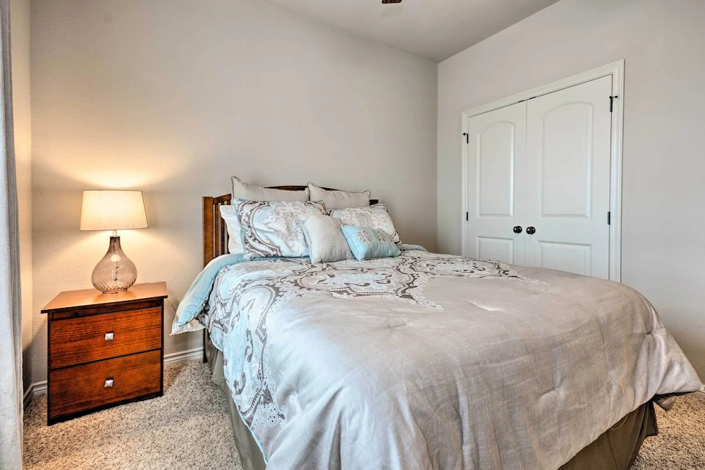 College Station Townhouse w/ Private Patio