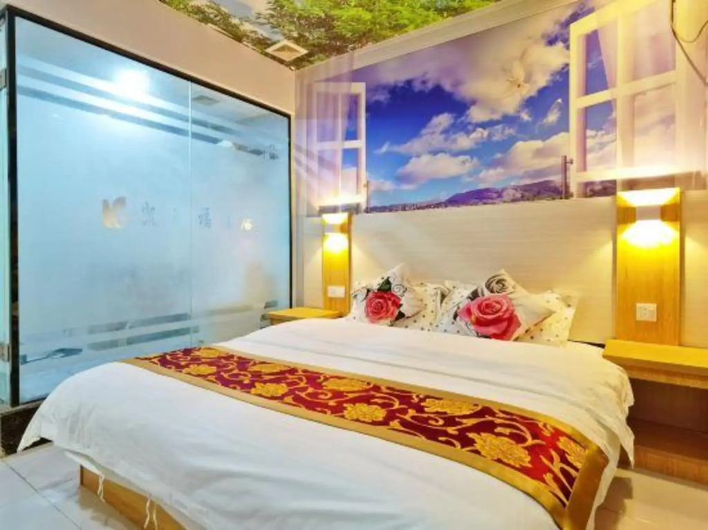 Kailaifu Haoting Hotel (Nanning Binhu Road Metro Station)