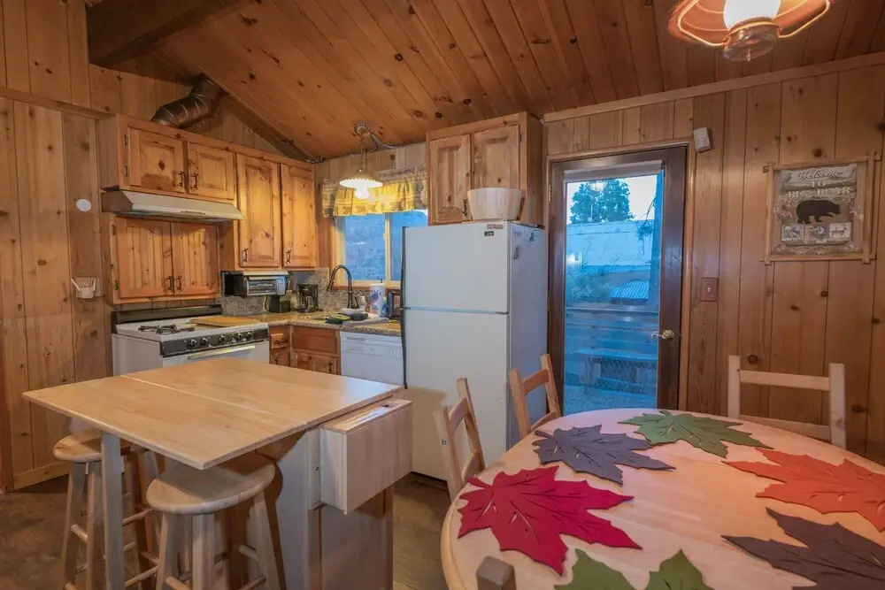 Big Wood Pines - Relaxing Home With A Large Fenced Yard For Your Furry Friends To Enjoy! 3 Bedroom Home