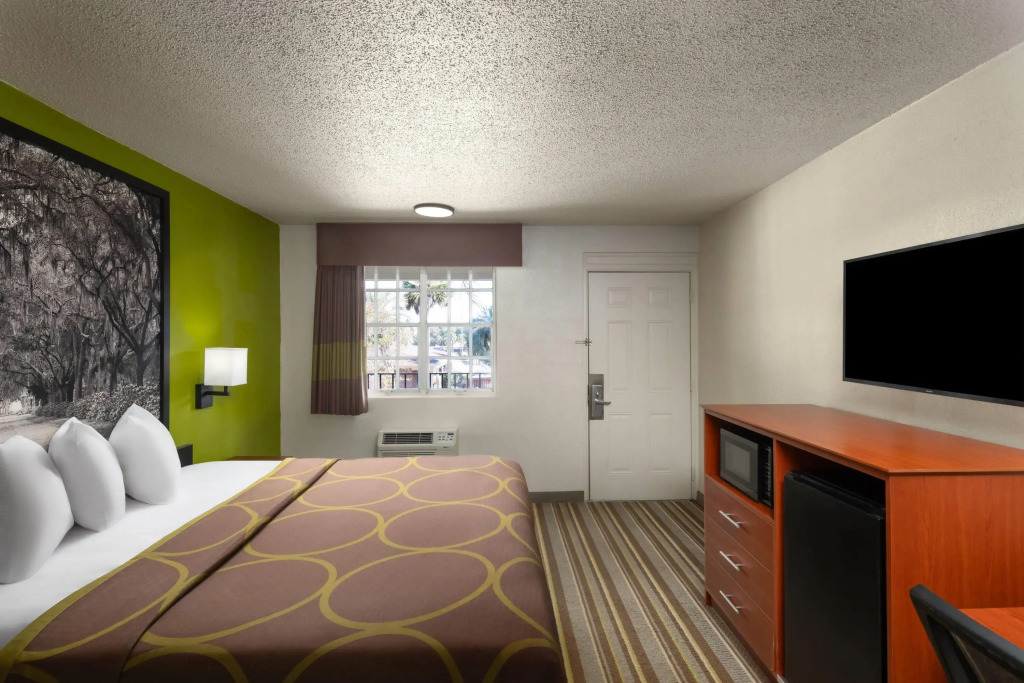 Super 8 by Wyndham Lake City