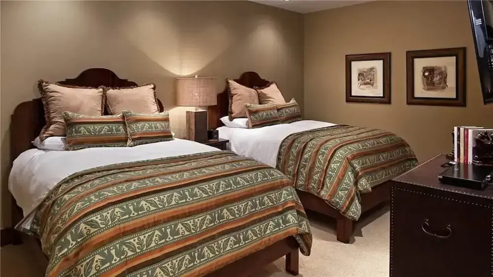 Sneak Peak 407 4 BedroomCondo By Moving Mountains