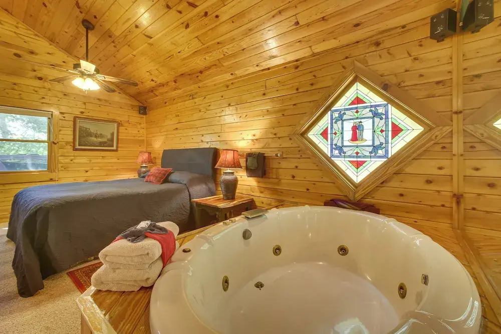 Secluded Studio w/ Deck ~ 8 Miles to Beaver Lake!