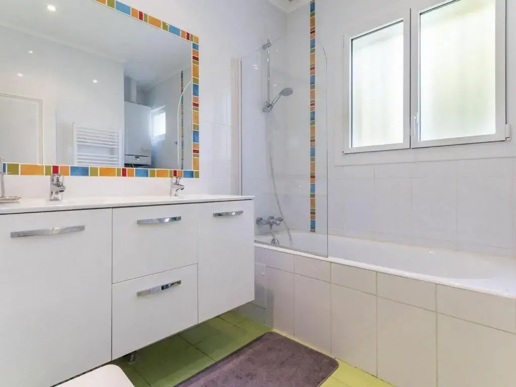 Maison familiale rénovée, 15 km de la mer, jardin clos avec terrasse et ping-pong, centre bourg - FR-1-306-894