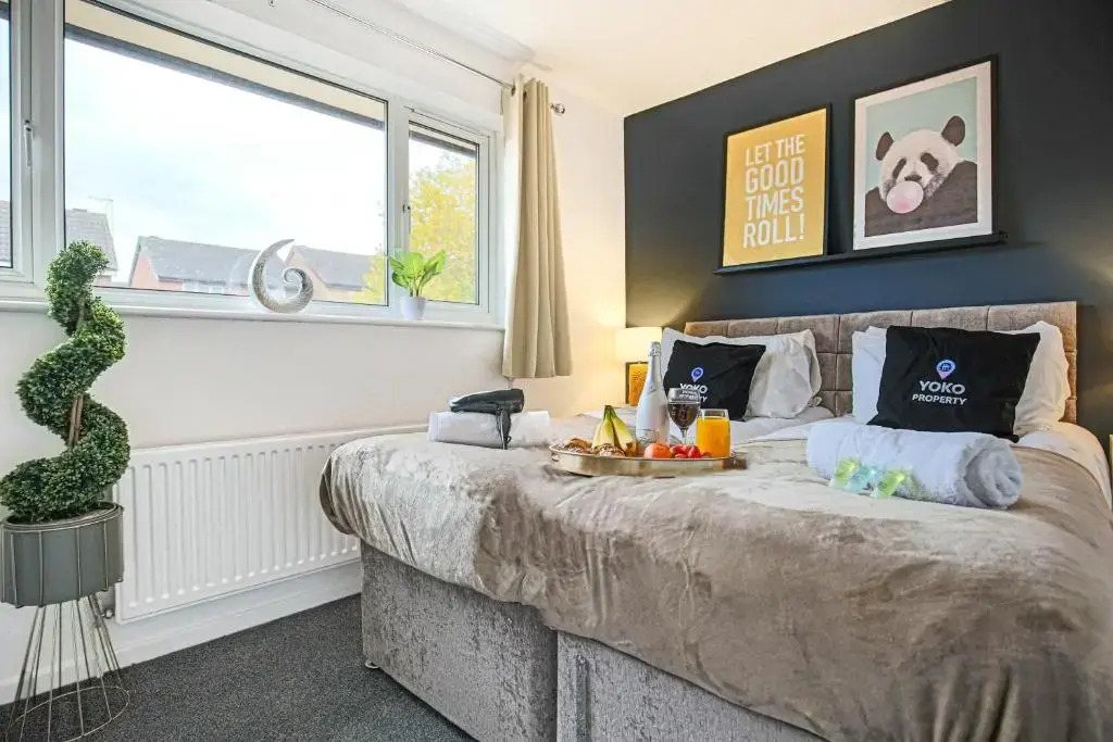 Pannier House - Central MK - Free Parking, Garden, Smart TVs with Netflix by Yoko Property