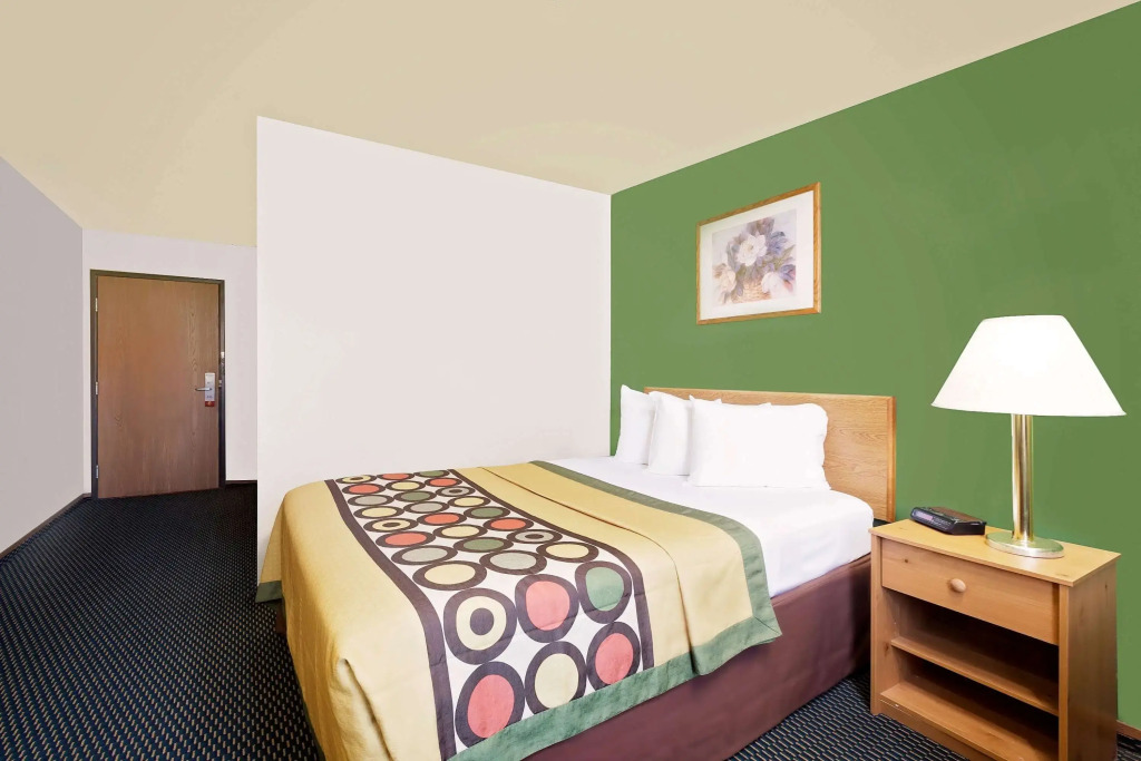Super 8 by Wyndham Marshall