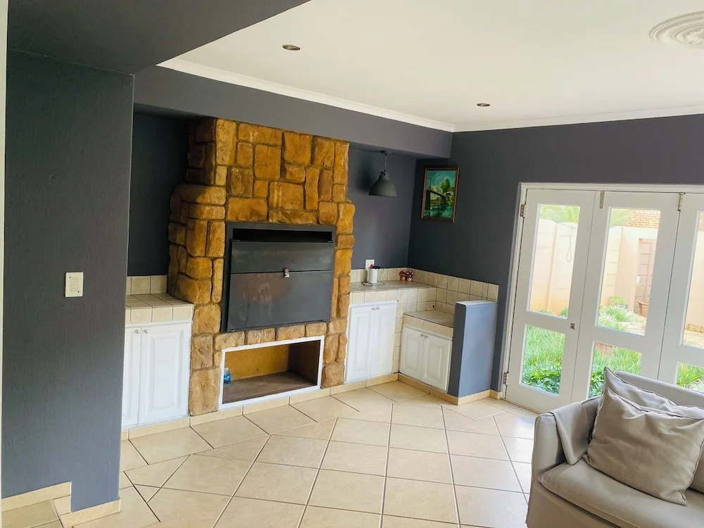 Or Tambo Airport Holiday Home