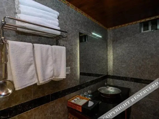 Above the Clouds Hotel (Lhasa Barkhor Street Jokhang Temple)