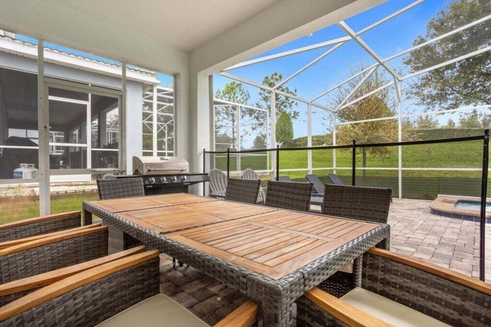 9052SD Newly Furnished 9BR Villa Steps from Clubhouse