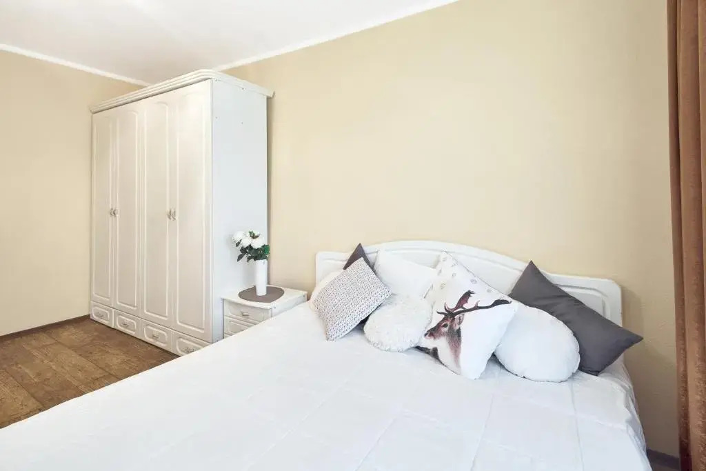 Comfort 3-room apartment with a workplace near the wood
