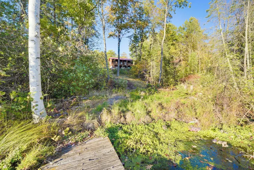 Northwoods Nature Escape! Lakefront Hayward Cabin