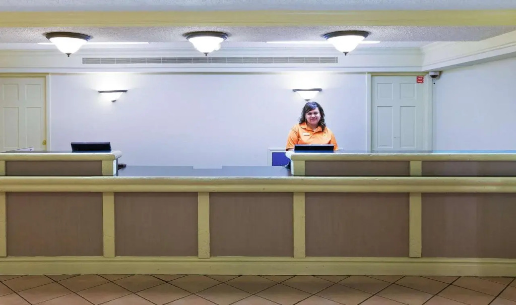 Super 8 by Wyndham Eagle Pass