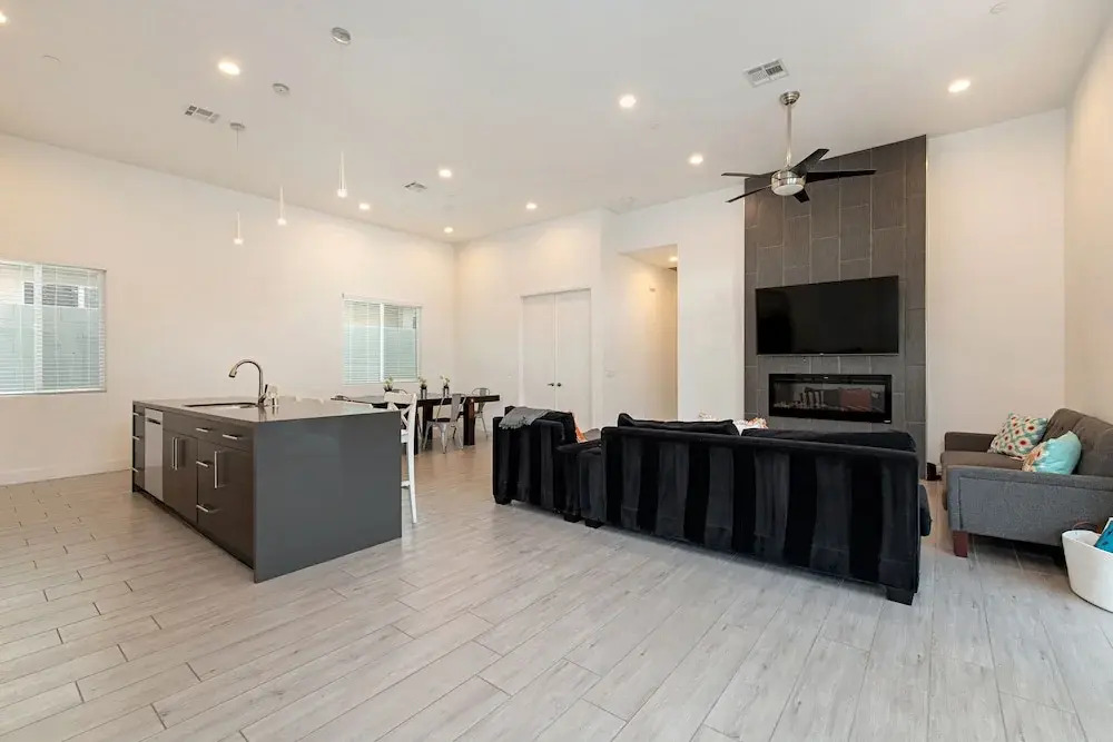New With Pool + Hot Tub, Close To Downtown 4 Bedroom Home