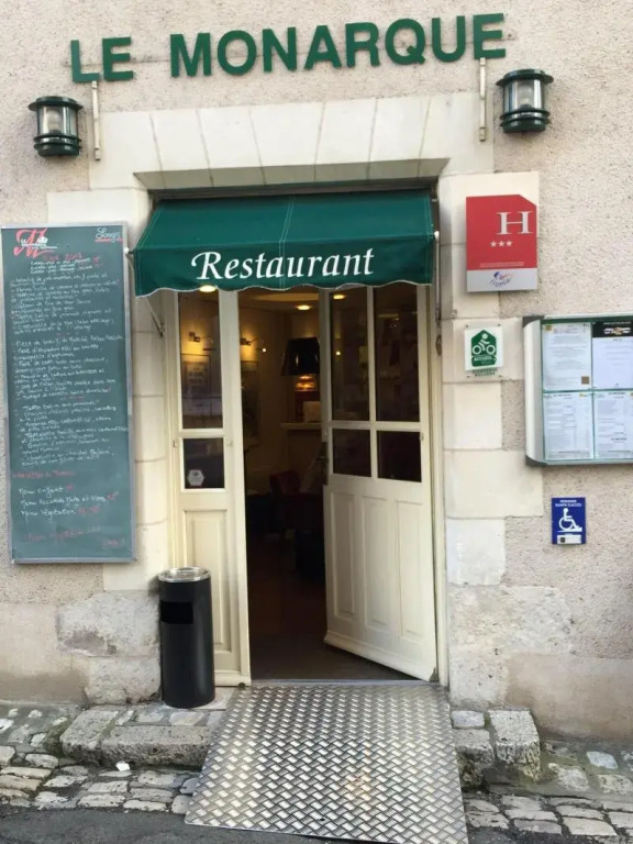Logis Hôtel Restaurant LE MONARQUE 30 Parking Vélos Sécurisé