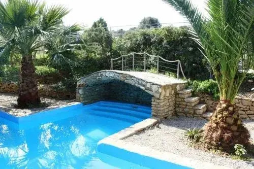 Trizonia House