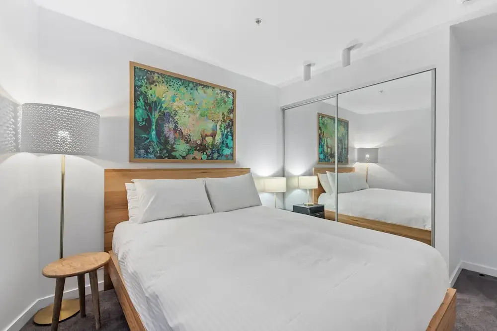 Chic 1-bed With Harbour Views & Pool by Tram Line