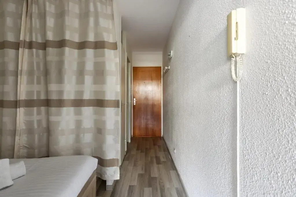 Charming flat with pool 8 min away from the beach in Antibes - Welkeys