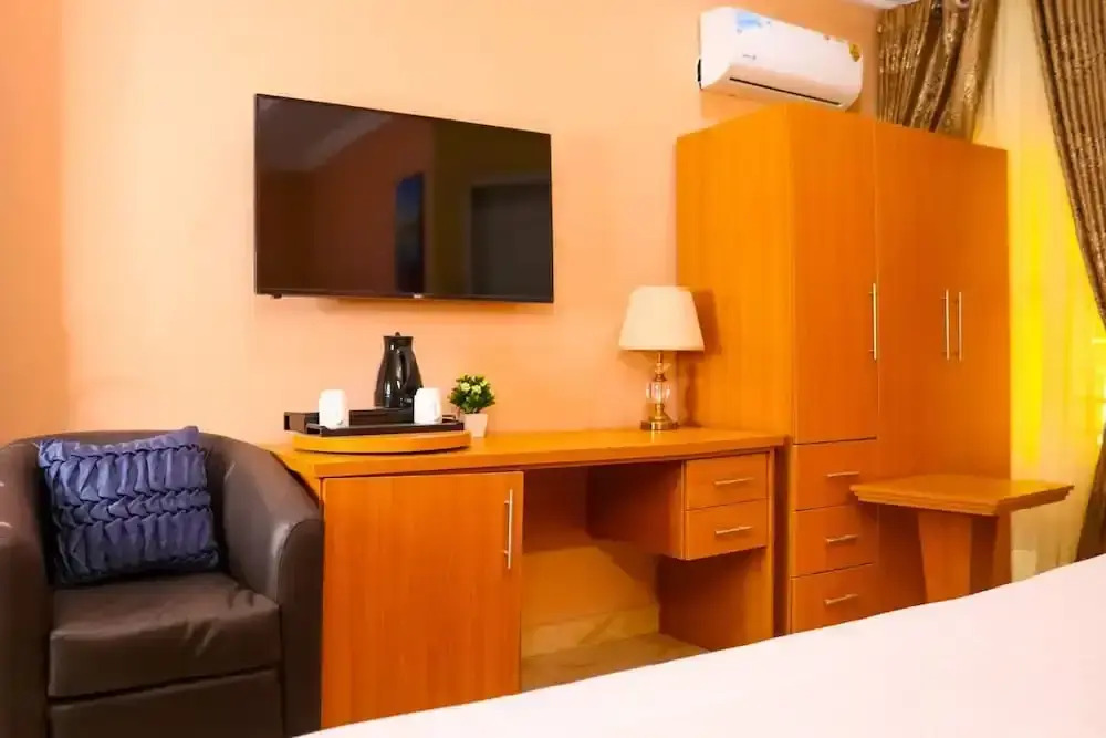 Madaki's Executive Suites