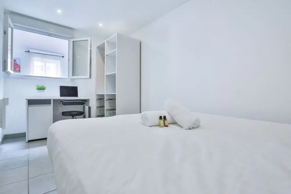 Spacious Apartment for 6, Ideally Located!