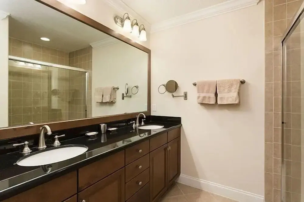 Condo Contemporary 3 Bedroom Reunion