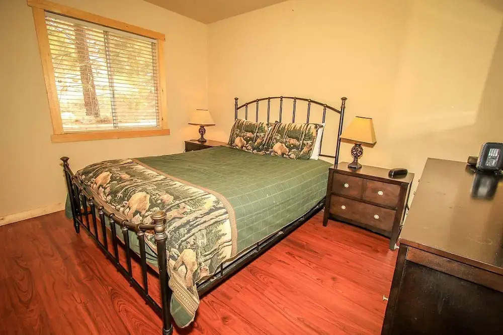 Lazy Daisy Bear-1260 by Big Bear Vacations