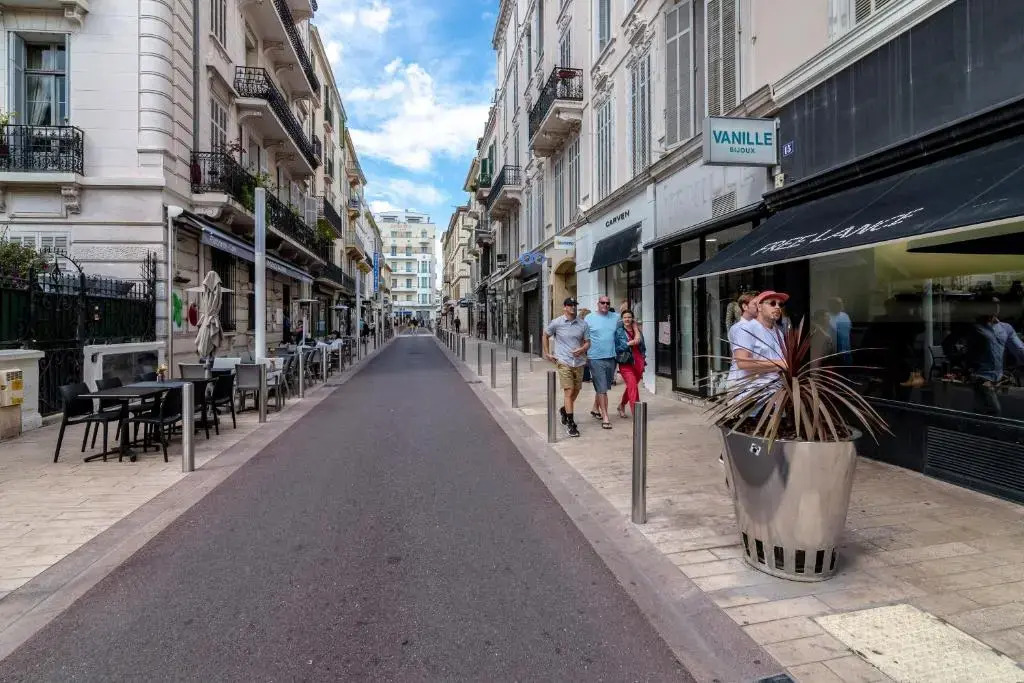La Guitare 22 - Spacious 1 Br Apartment in the Center of Cannes, Right Behind Grand Hotel