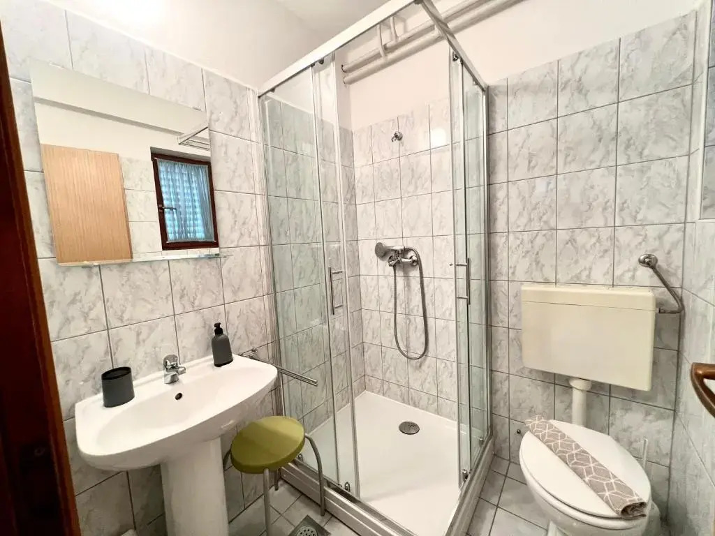 Room in Guest Room - Linc Rooms & Apartments