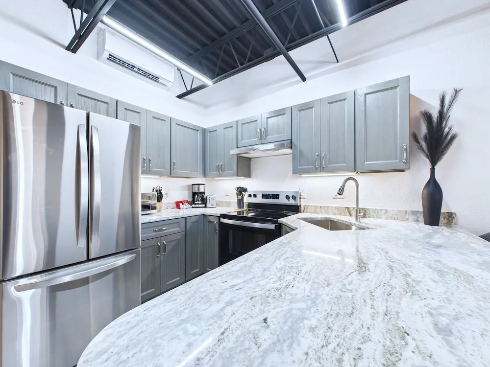 Minutes to Port Loft Near Dining Fun -unit 207