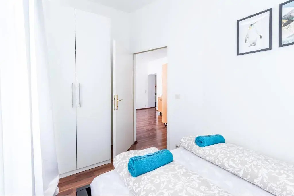 New: Beautiful Central Apartment Next To U-Station