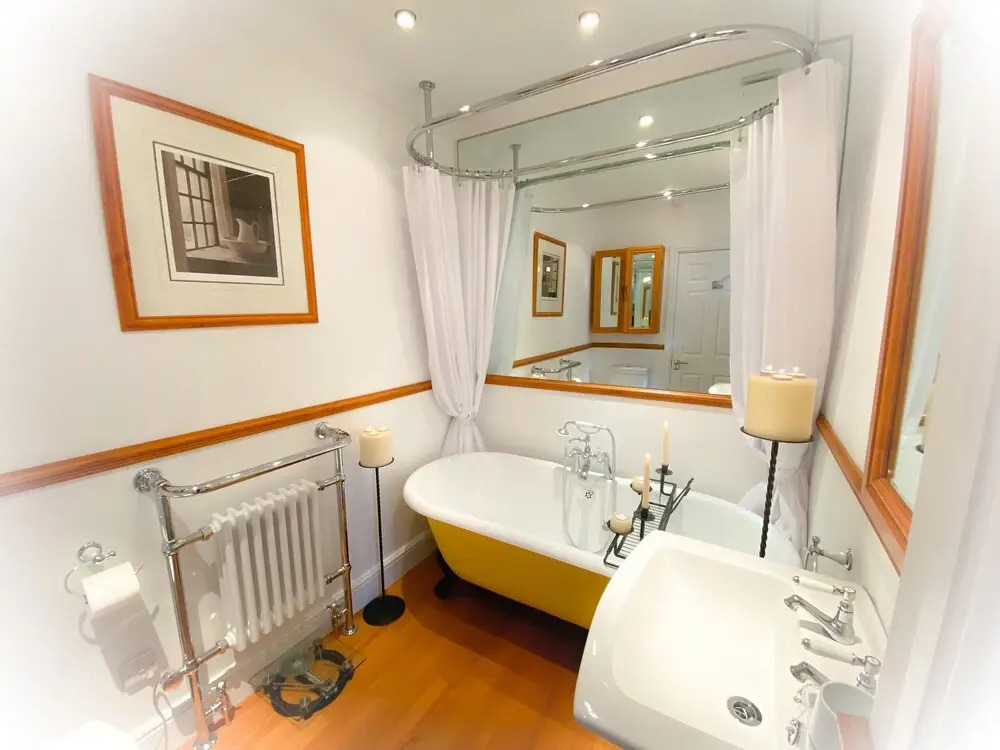 ROOMS AT THE QUAYSIDE - stylish en-suite rooms on Poole Quay all fully refurbed