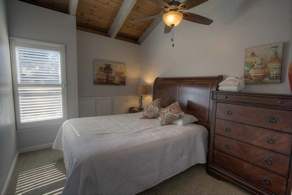 Sky Lake Splendor 5 Bedroom Condo by RedAwning