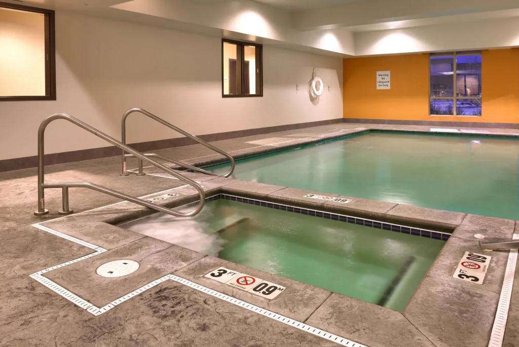 Holiday Inn Express & Suites Overland Park by IHG