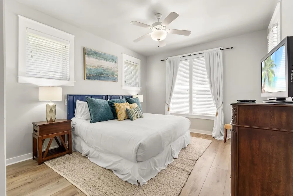 1369 Laurel Grove "the Crows Nest"