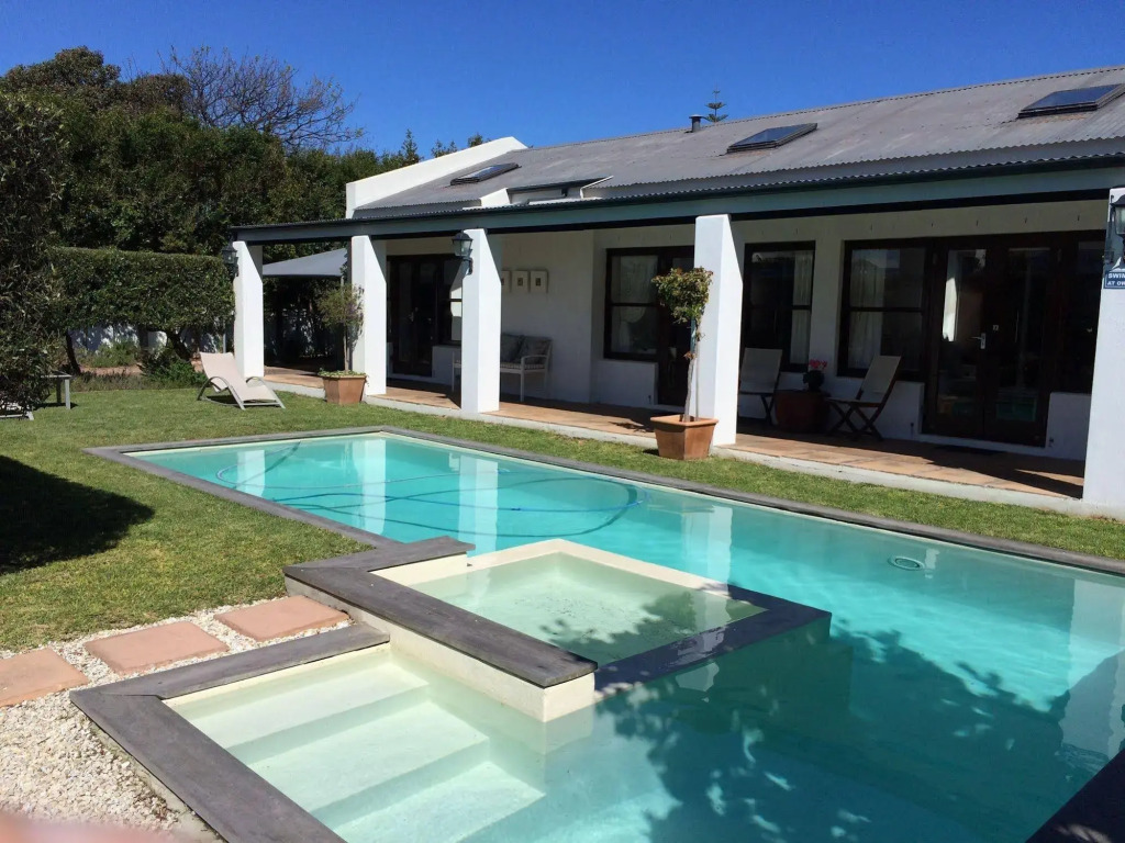 Sixteen Guesthouse on Main