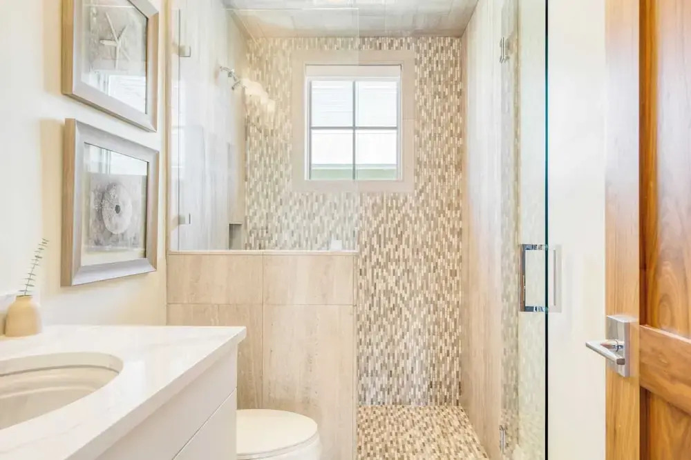 Monarch by Avantstay Stunning Estate 1 Block to Beach, Swim Up Bar, Hot Tub, & Rooftop Views