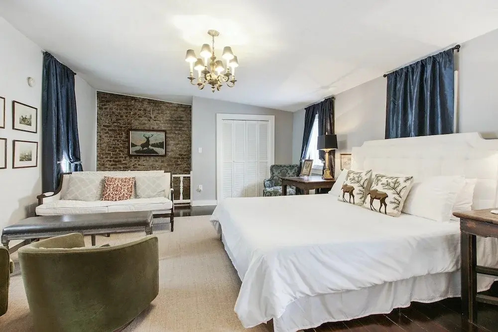 Carriage Unit 4 - 1 Br Apts
