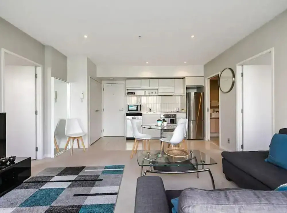 Beautiful 2BR - Pool, Gym & Parking Zodiak Stays