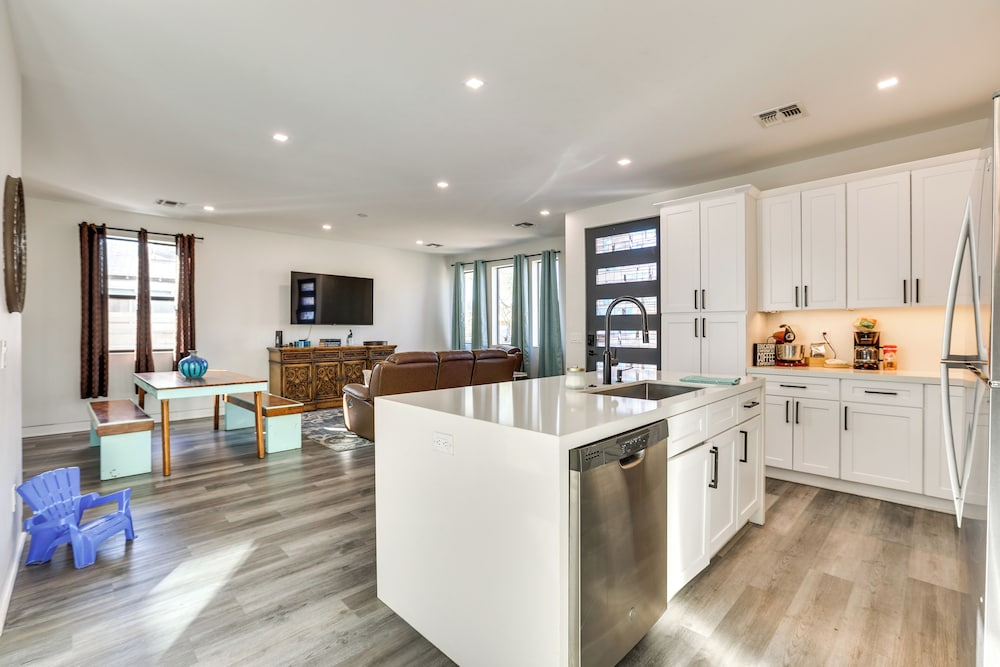 Shop, Dine & Unwind: Apt 2 Mi to Dtwn Phoenix!