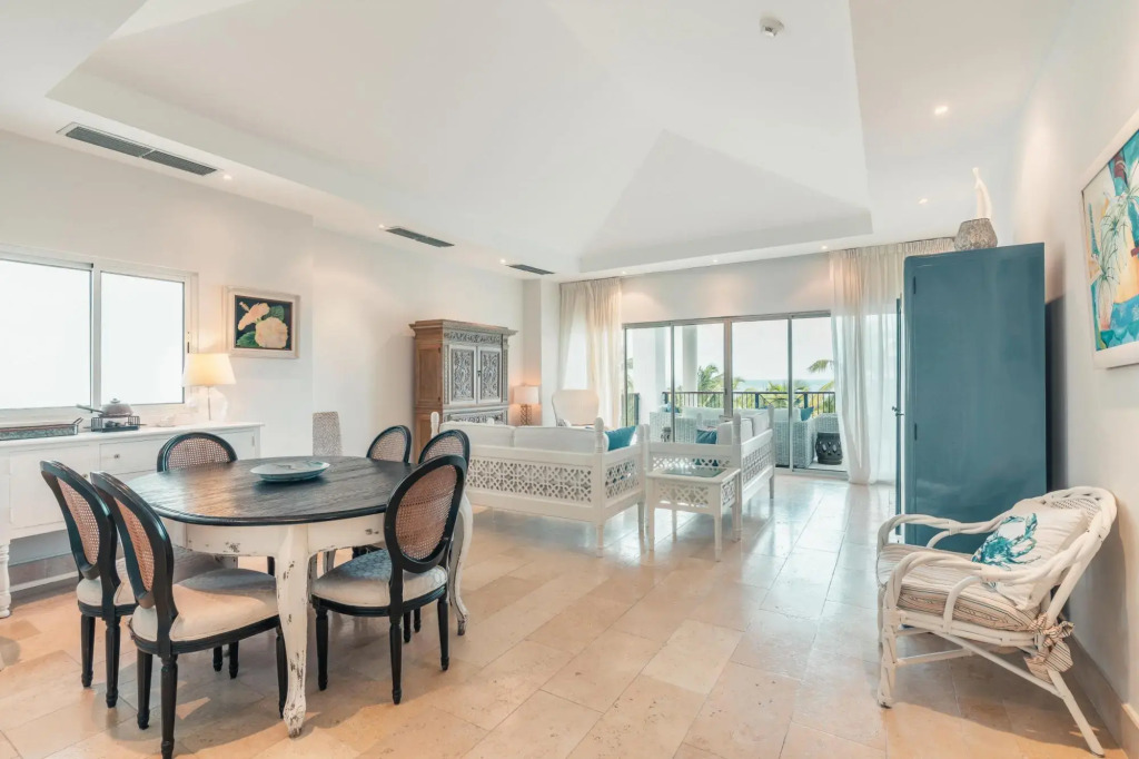 Open and Bright Beachfront Apt at Aquamarina F34