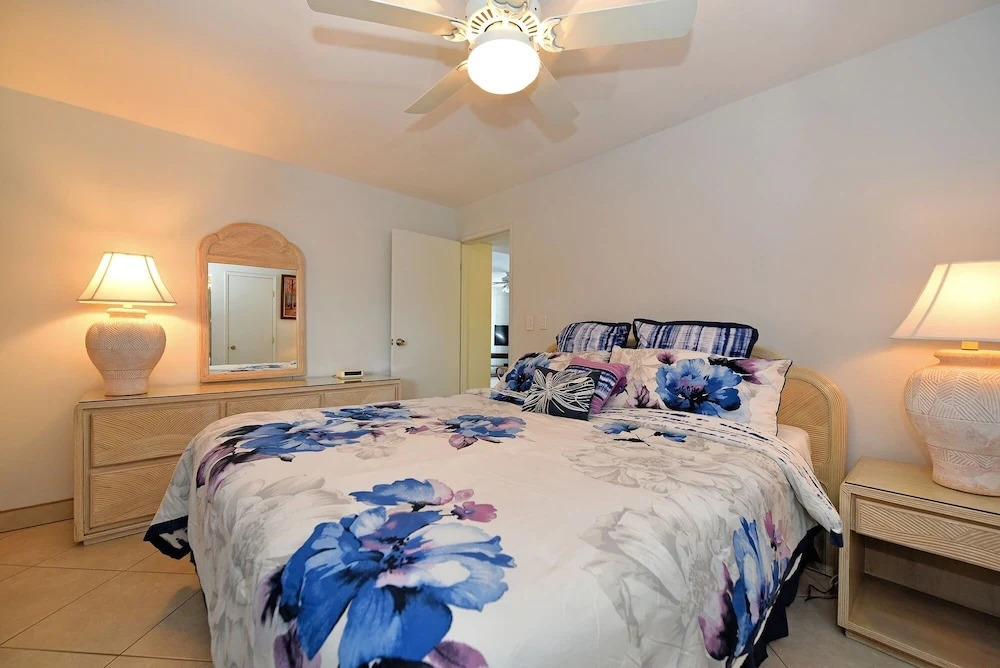 Valley Isle #905 1 Bedroom Condo by RedAwning
