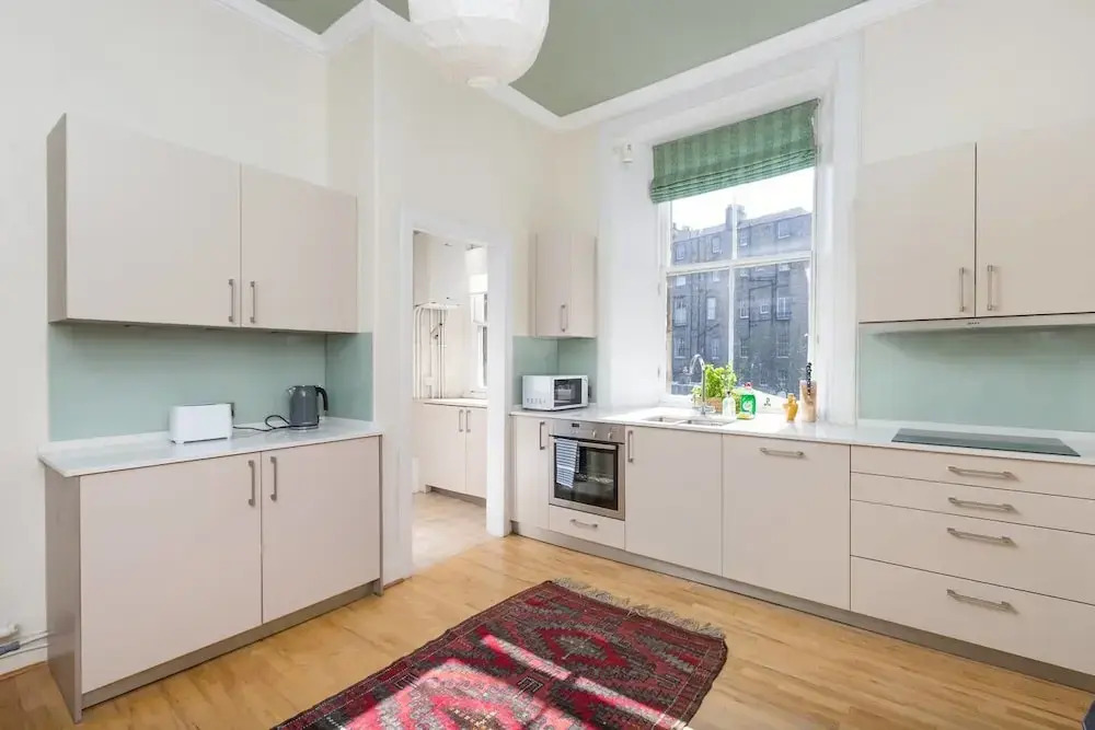 Lovely New Town 2 Bedroom Flat With Fireplace