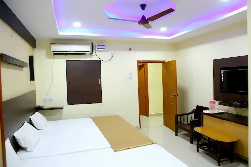 Divya Lodge & Hotel Rooms