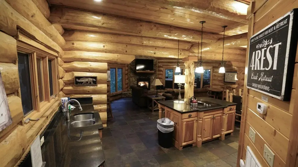 Aiden's Escape - 4 Br cabin by RedAwning