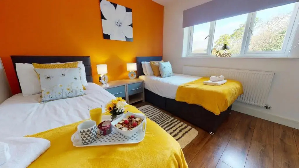 Beautiful & Spacious with 2 Free Parking Spaces By Srk Accommodation