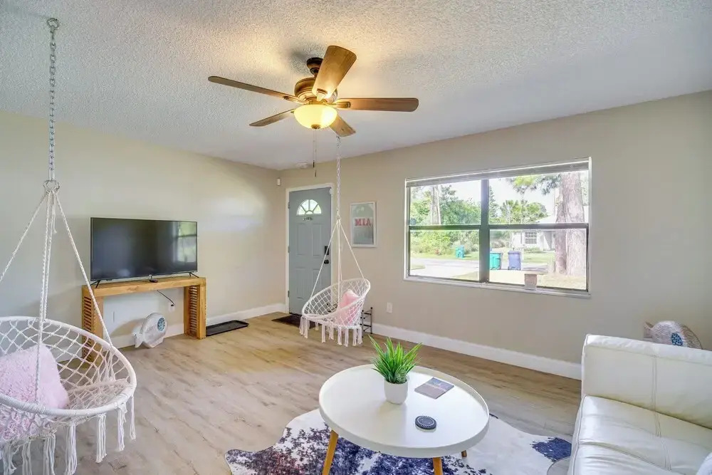 Sebastian Retreat w/ Screened Porch: 6 Mi to Beach