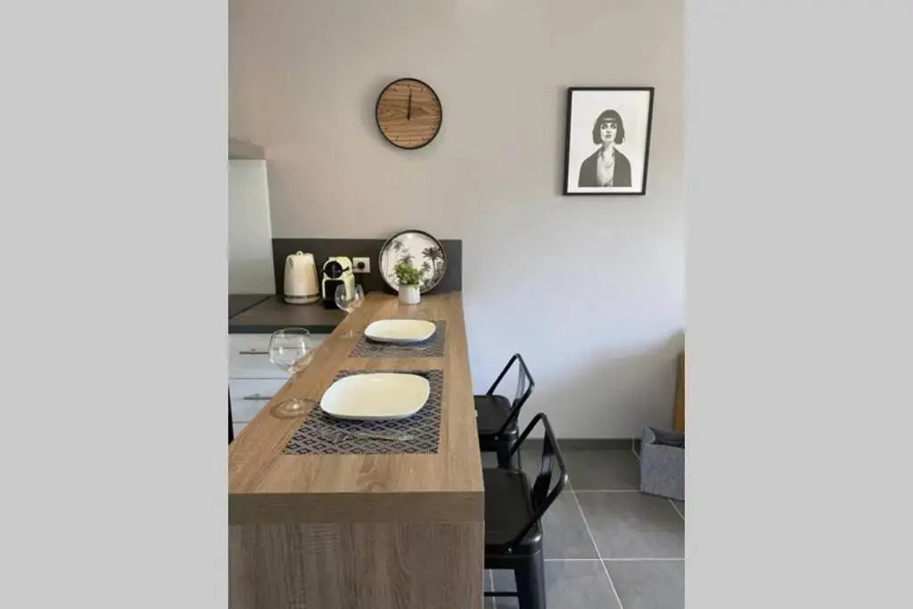 Le Continental Beau T2 plein centre + parking