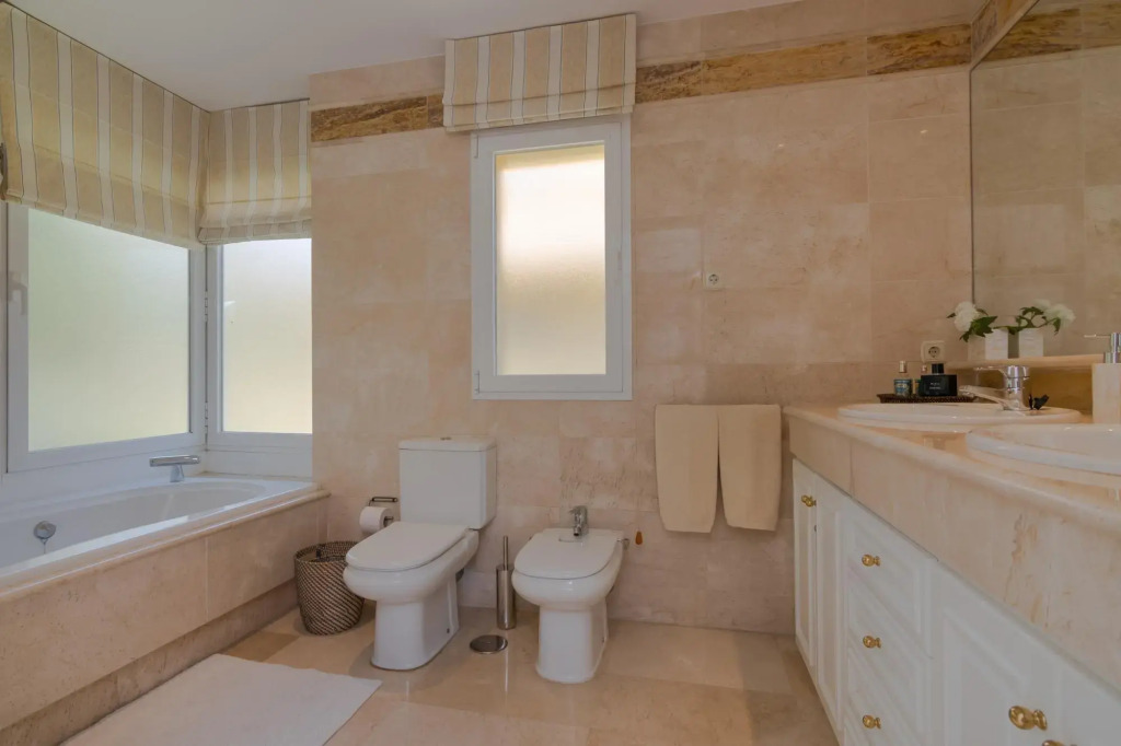 18166 - Superb Front Line Location - Heated Pool