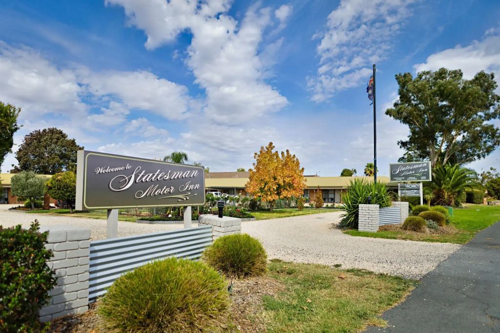 Statesman Motor Inn