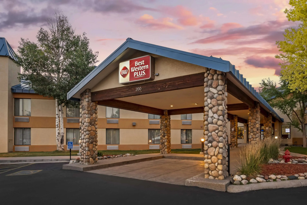 Eagle Lodge and Suites